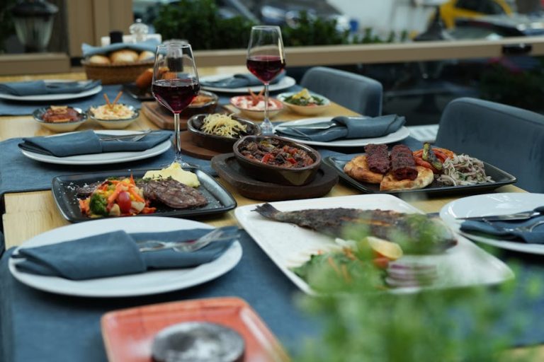 Restoran kurye teslimatı sürecini yöneten bir kişi